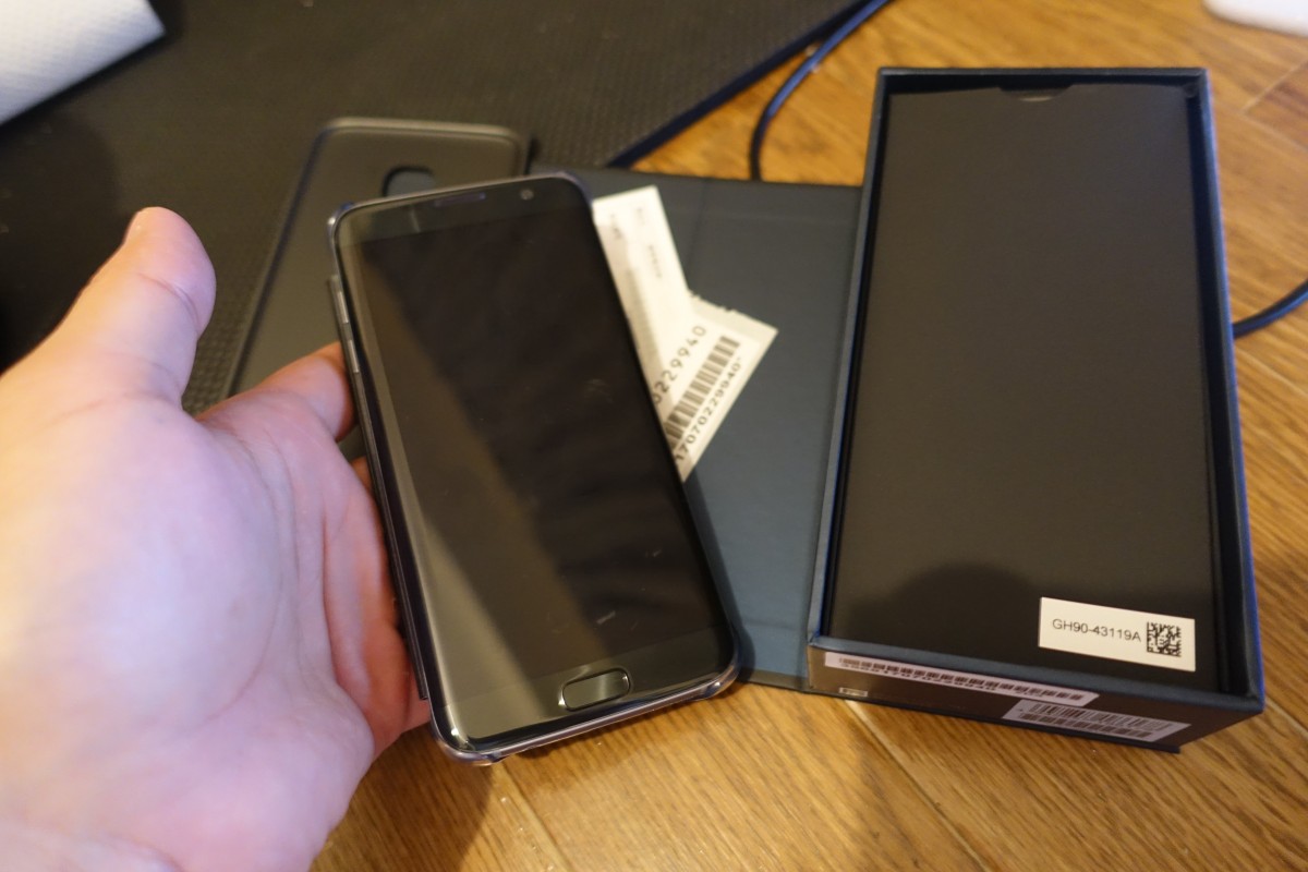 Galaxy S7 edgeのSIMカードスロット（microSDスロット）を開ける方法