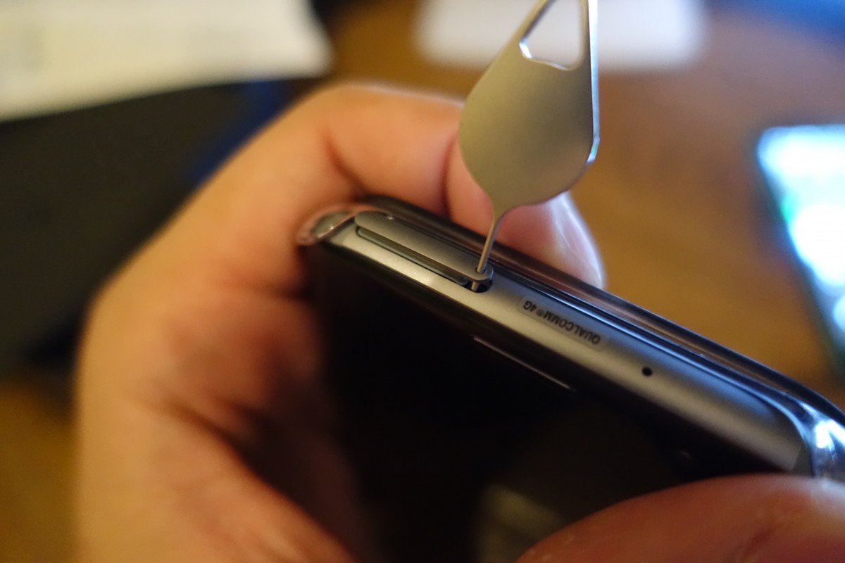 Galaxy S7 edgeのSIMカードスロット（microSDスロット）を開ける方法